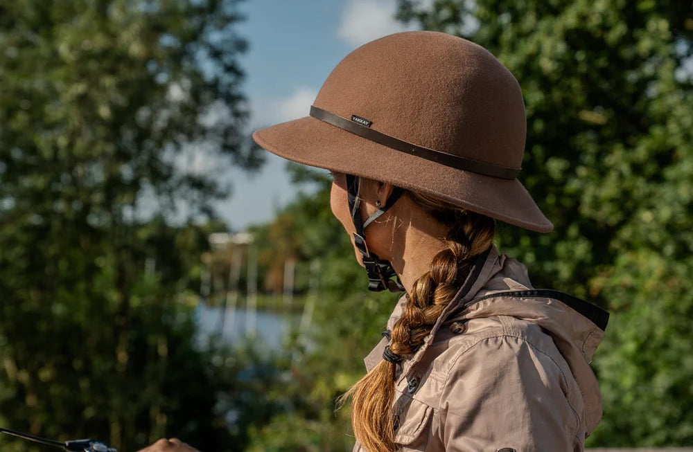 Yakkay Smart Two Black cykelhjelm + Yakkay Fedora Classic Brown Cover