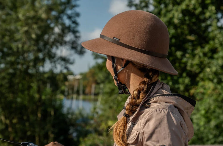 Yakkay Smart Two Black cykelhjelm + Yakkay Fedora Classic Brown Cover