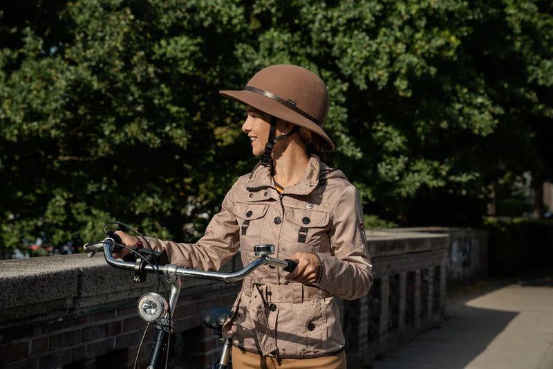 Yakkay Smart Two Black cykelhjelm + Yakkay Fedora Classic Brown Cover